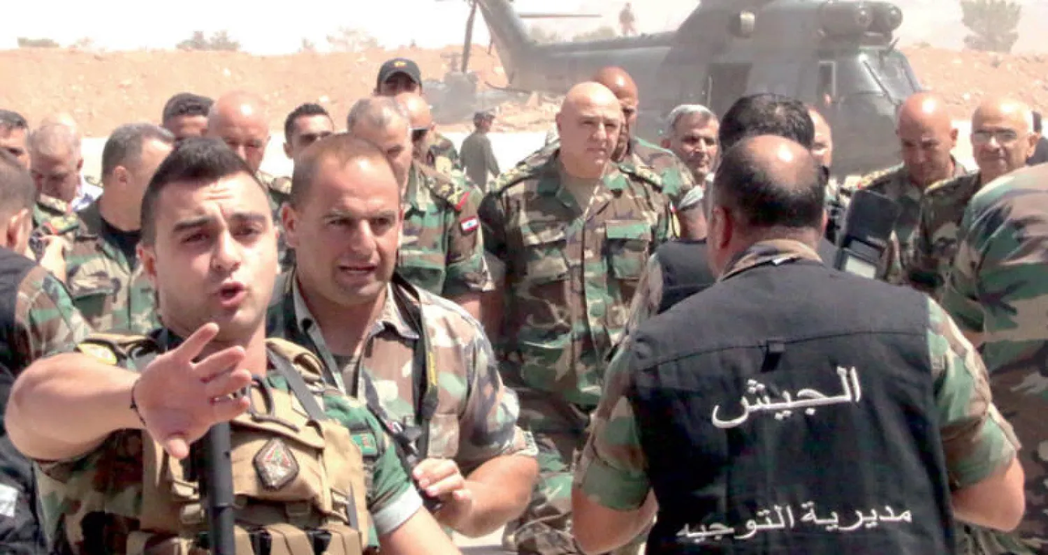 الجنرال جوزيف عون القائد العام للجيش اللبناني في مركز عمليات المعارك ضد «داعش» شرق بلدة رأس بعلبك امس (أ.ف.ب)