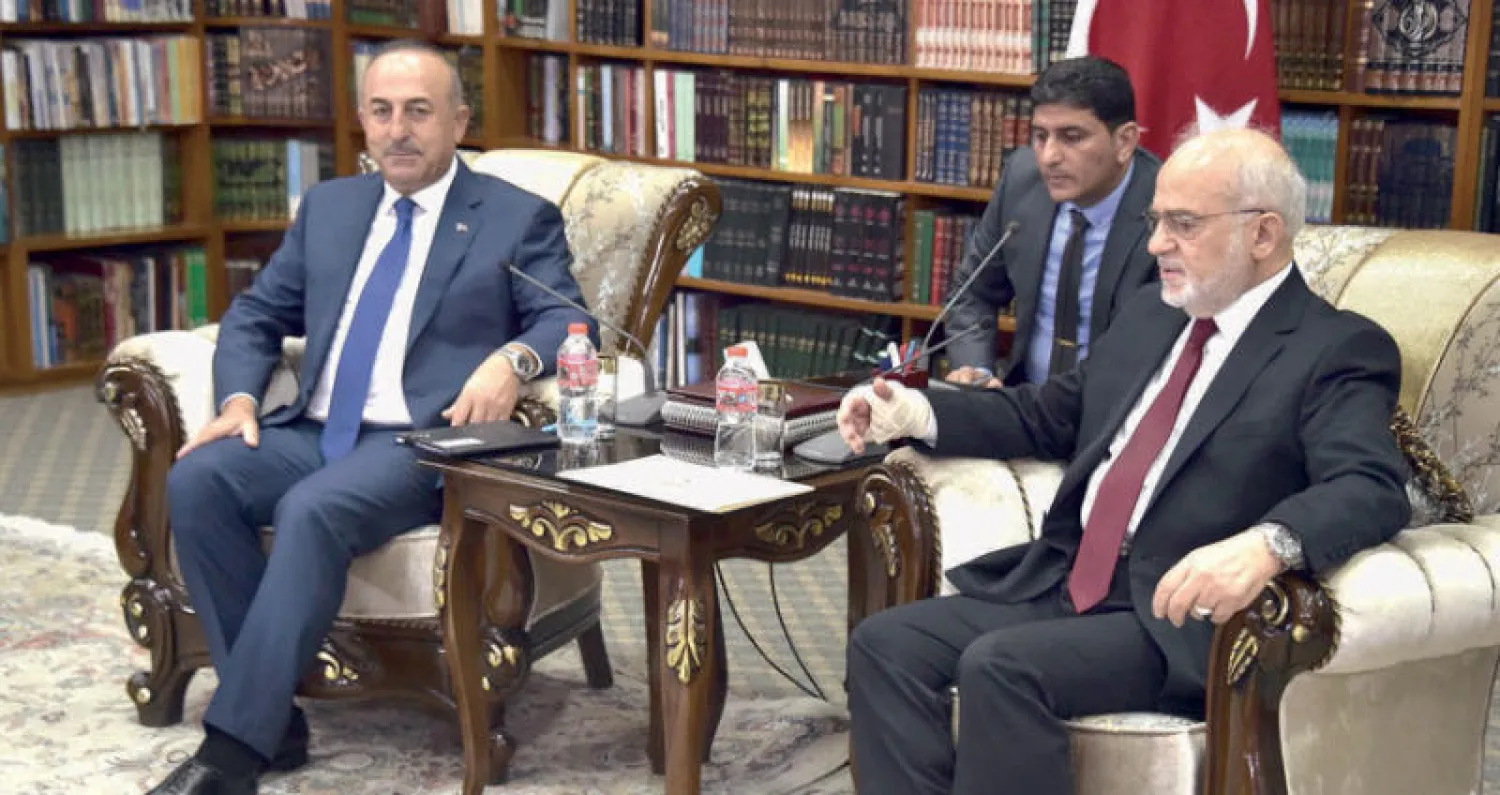 وزيرا الخارجية العراقي والتركي إبراهيم الجعفري ومولود جاويش أوغلو خلال اجتماعهما في بغداد أمس (أ.ف.ب)