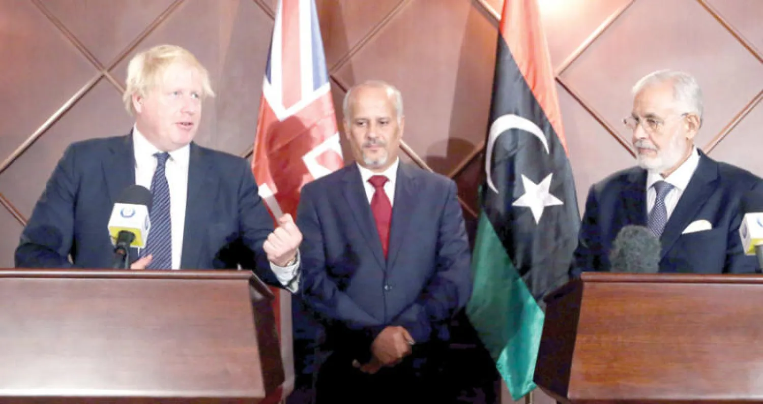 وزير الخارجية البريطاني بوريس جونسون خلال مؤتمر صحافي مشترك مع وزير خارجية حكومة الوفاق الوطني محمد طاهر سيالة في طرابلس أمس (أ.ف.ب)