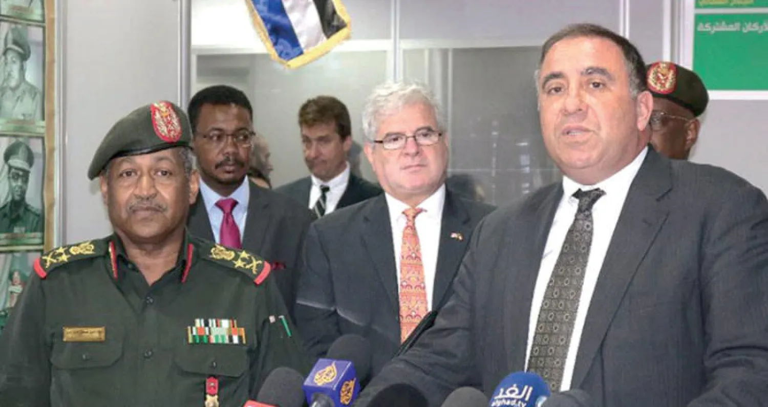 الفريق أول عماد الدين مصطفى رئيس هيئة الأركان السودانية والدبلوماسي الأميركي  الكسندر لاسكاريس  في الخرطوم (سونا)