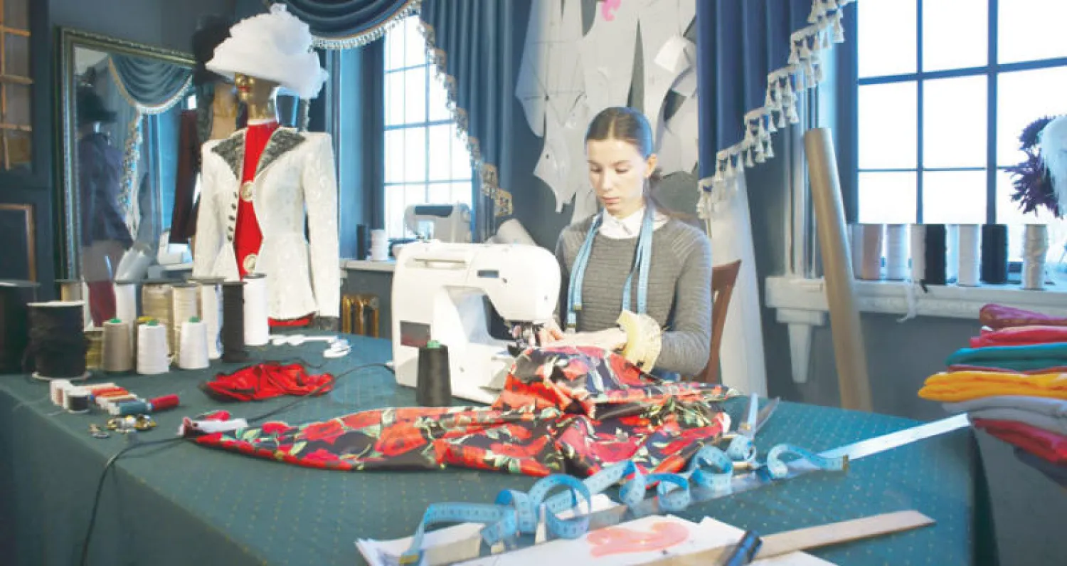 «ماكينة الخياطة» تستعيد مكانتها المفقودة في البيوت المصرية بسبب الغلاء الفاحش