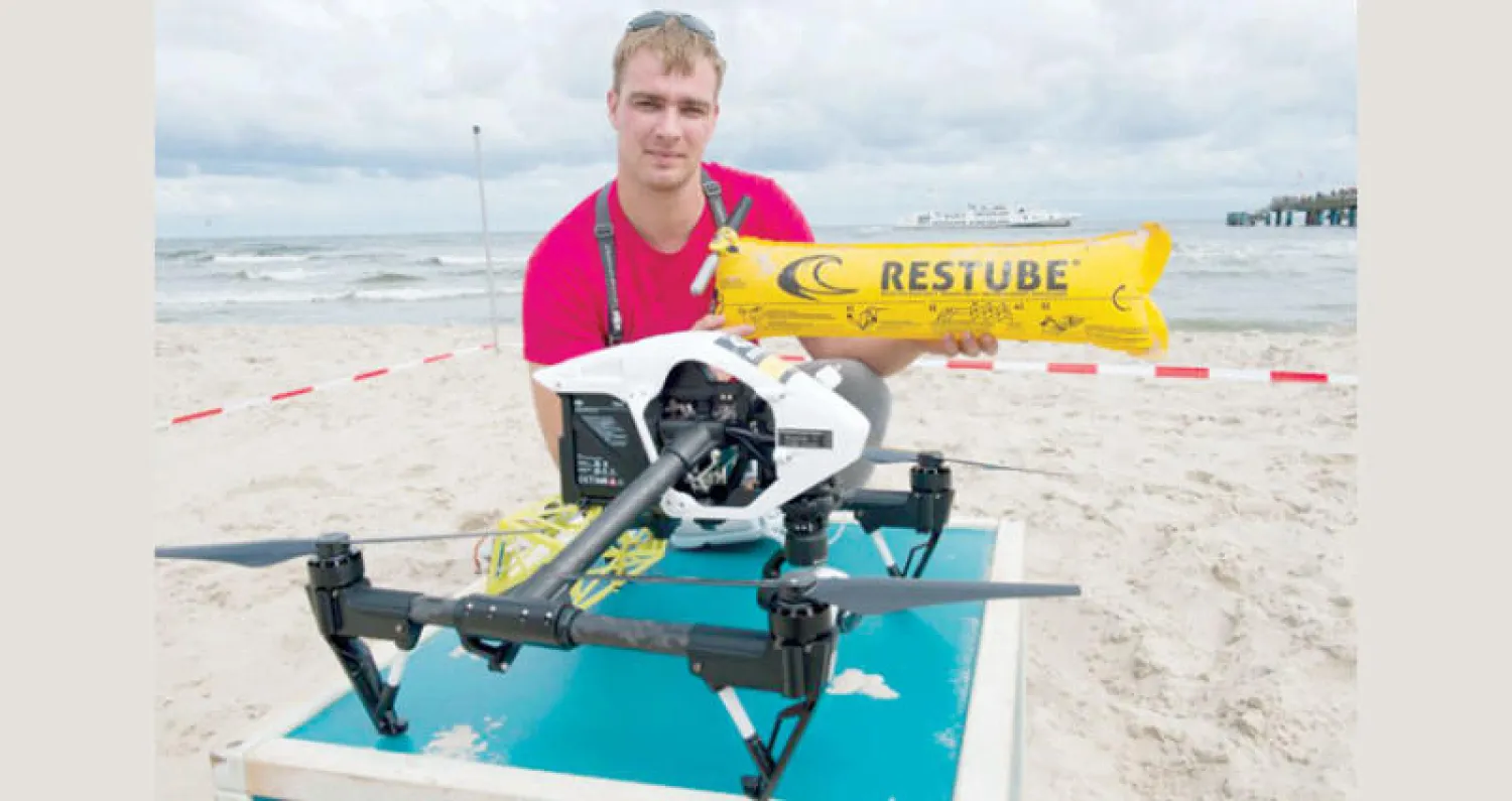 درون تلقي زورقاً منفوخاً للغريق (د.ب.أ)