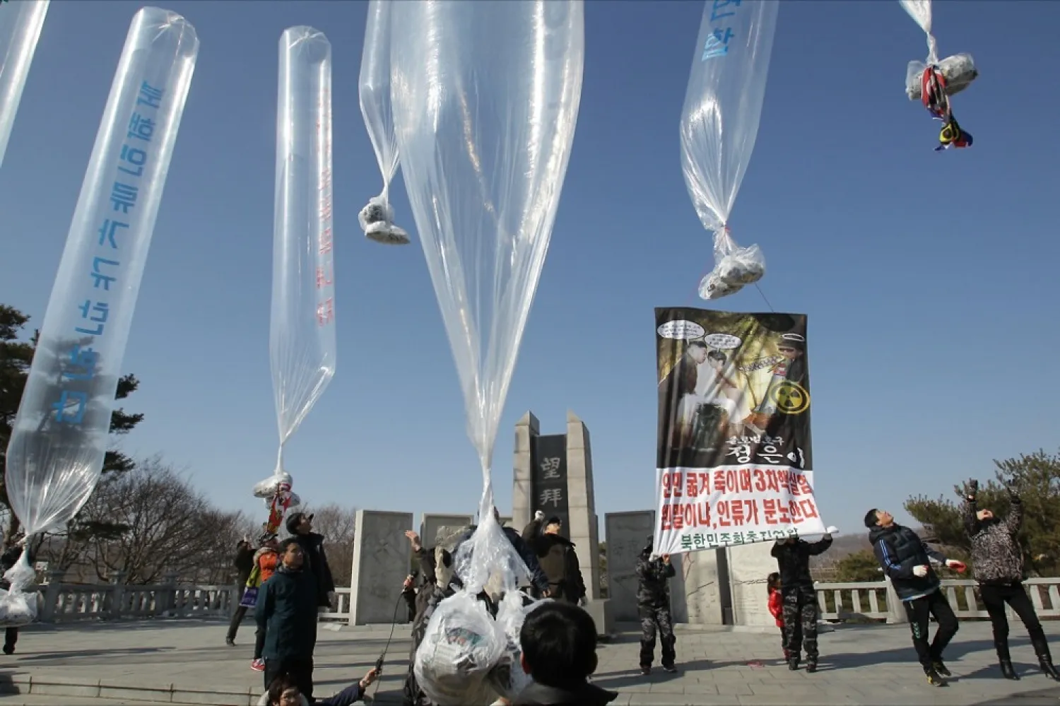 North Korean defectors, now living in South Korea, release balloons carrying propaganda leaflets denouncing North Korea. (Getty Images)