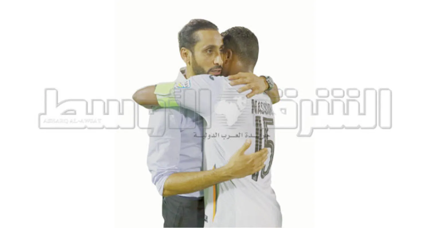 الجابر يحتضن الشمراني بعد تألقه في مباراة الشباب والقادسية الأخيرة (تصوير: علي العريفي)