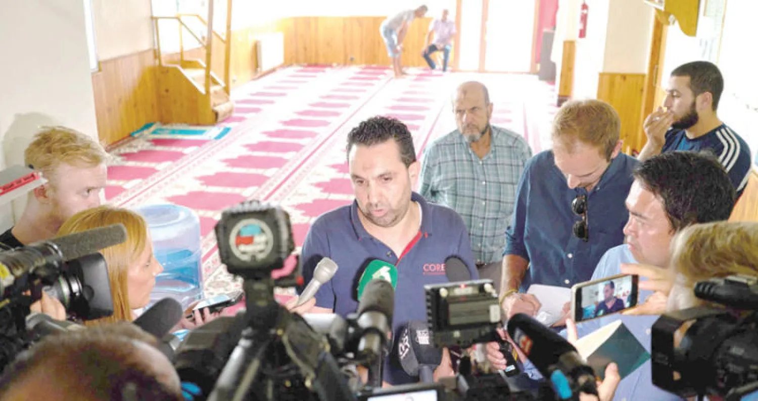 علي ياسين إمام مسجد «ريبول» يتحدث لممثلي الإعلام عن سلفه (نيويورك تايمز)