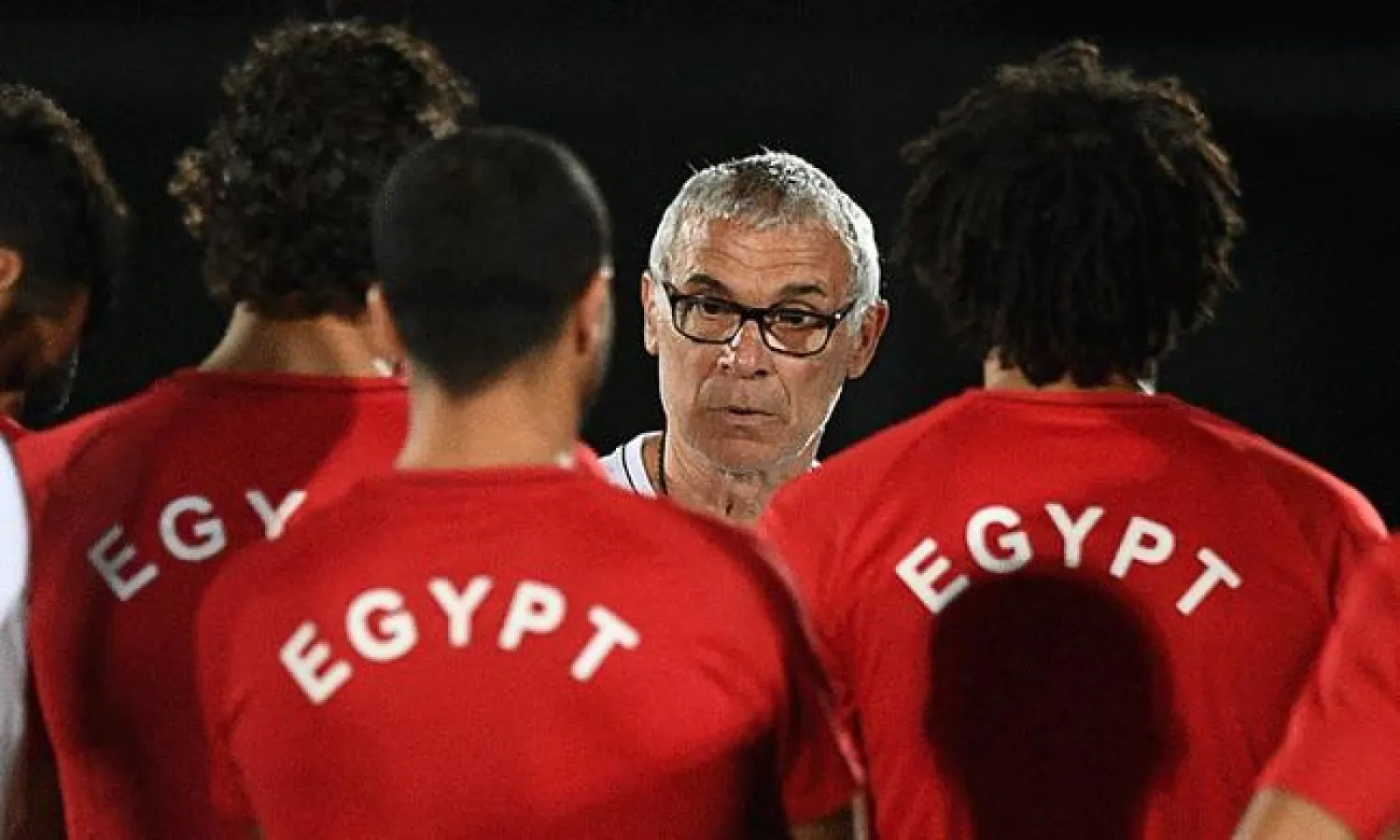كوبر يتحدث إلى لاعبي المنتخب المصري خلال جلسة تدريبية (أ.ف.ب)