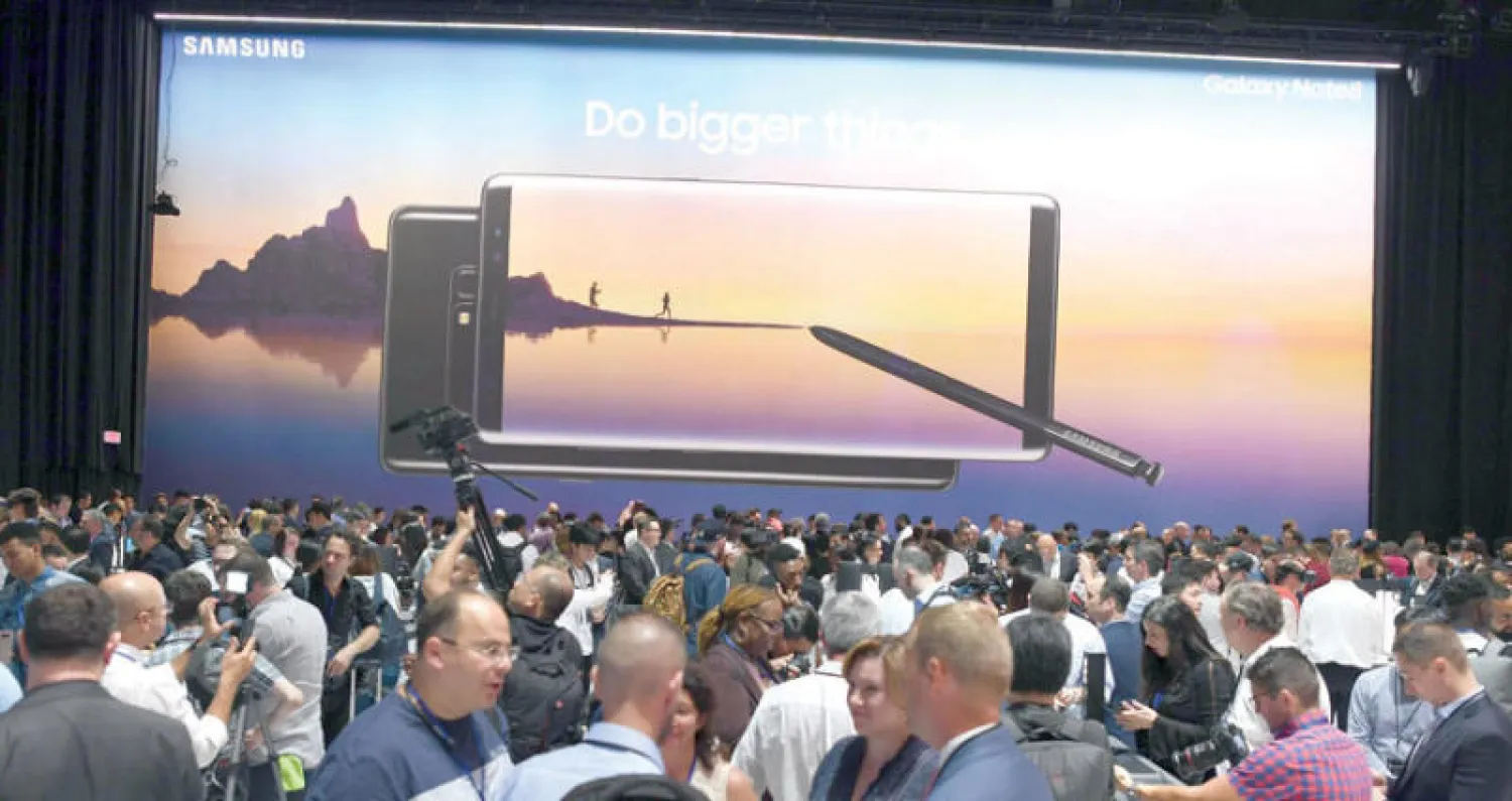 رجال الإعلام يفحصون الهاتف الجديد خلال المؤتمر الصحافي الذي عقدته سامسونغ في نيويورك أول من أمس (أ.ف.ب)