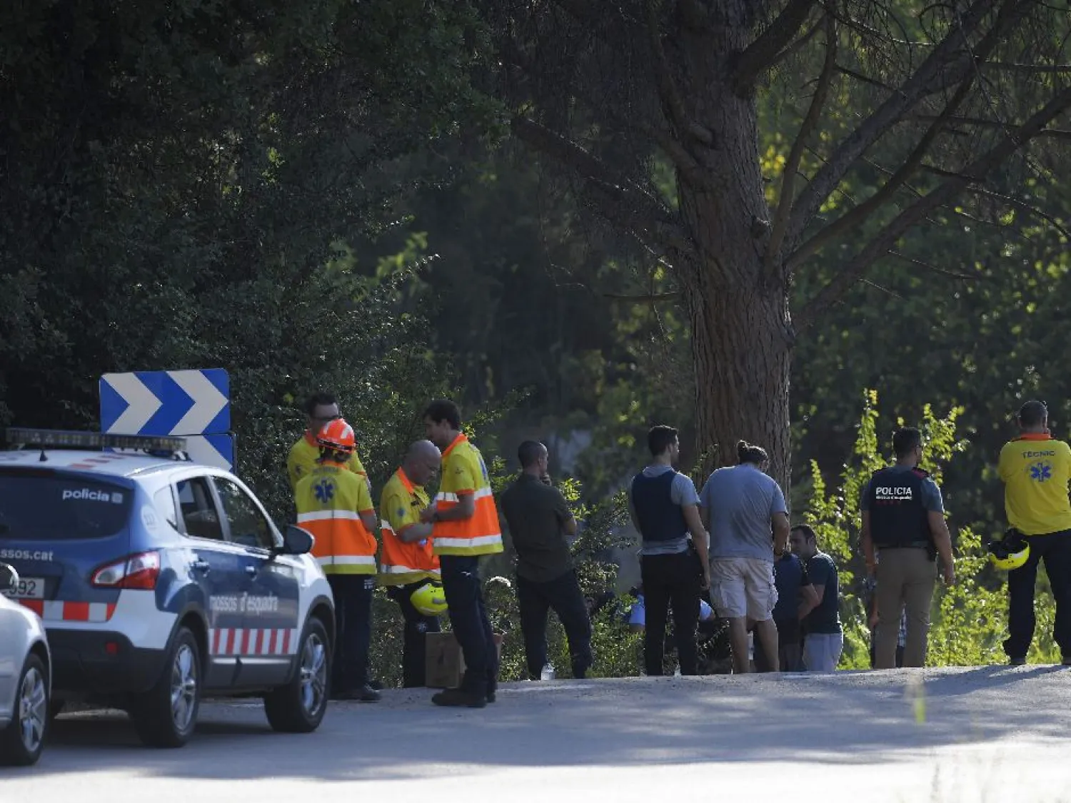 Policemen and medical staff stand at the site where Moroccan suspect Younes Abouyaaqoub was shot on August 21, 2017 near Sant Sadurni d'Anoia, south of Barcelona. AFP PHOTO / LLUIS GENELLUIS GENE