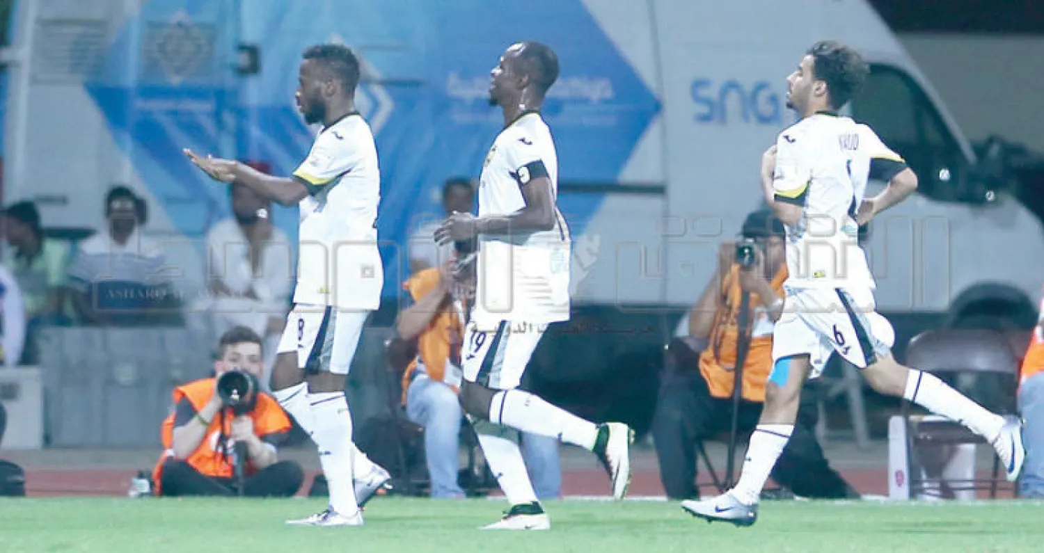 لاعبو الاتحاد يحتفلون بأحد أهدافهم في المواجهة الأخيرة أمام الفيحاء (تصوير: عبد العزيز النومان)