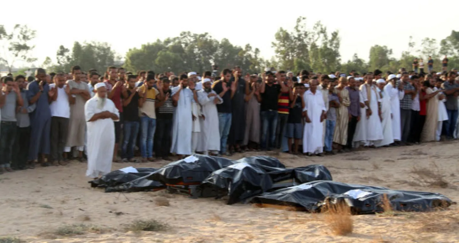 خلال تشييع عسكريين موالين للمشير حفتر في مدينة صرمان بغرب ليبيا وقُتل العسكريون في هجوم شنه «داعش» على موقعهم في محافظة الجفرة (أ.ف.ب)