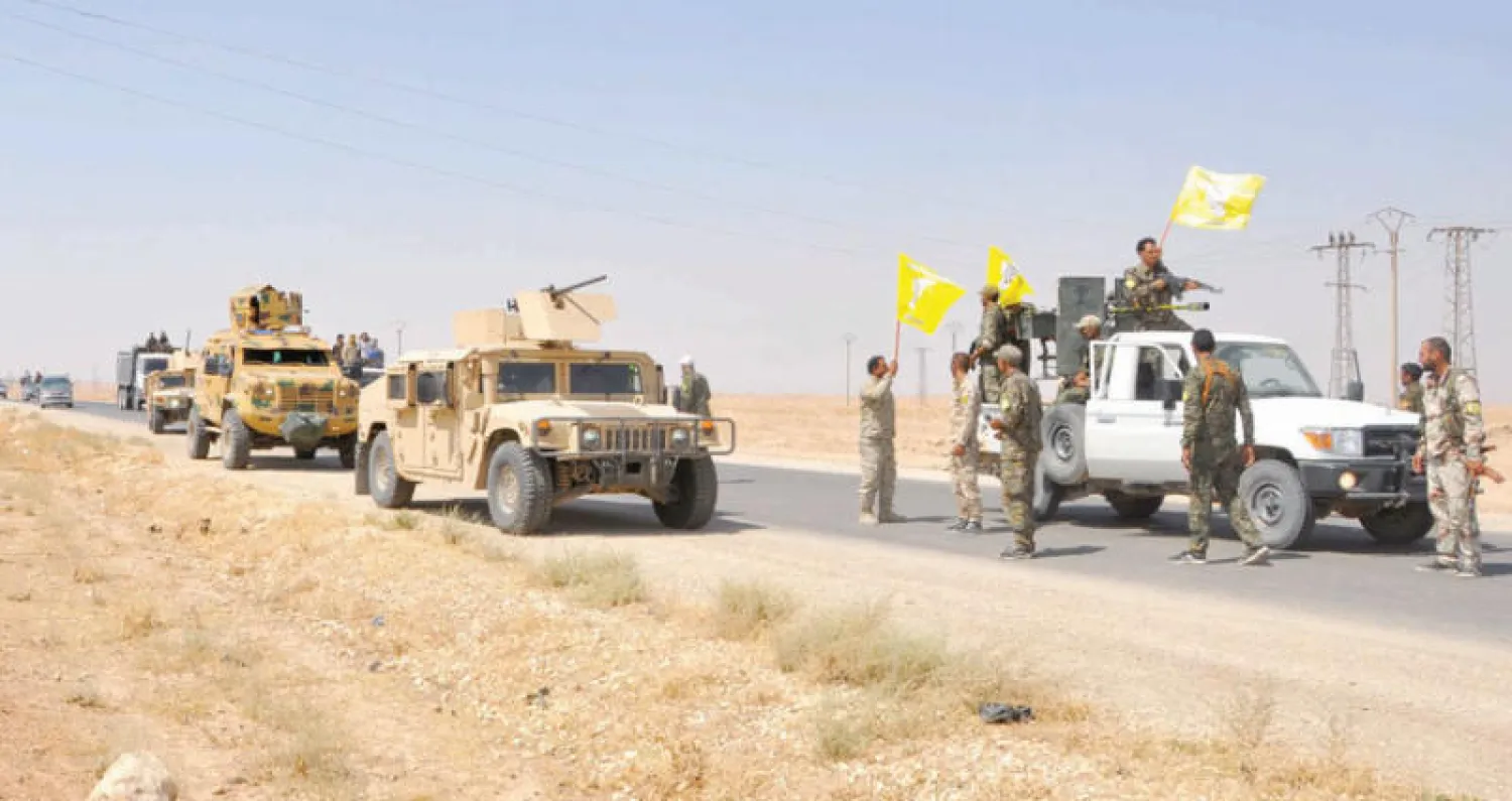 مقاتلون من عشائر عربية شرق الرقة لدى إعلان دعمهم «قوات سوريا الديمقراطية» (أ.ف.ب)