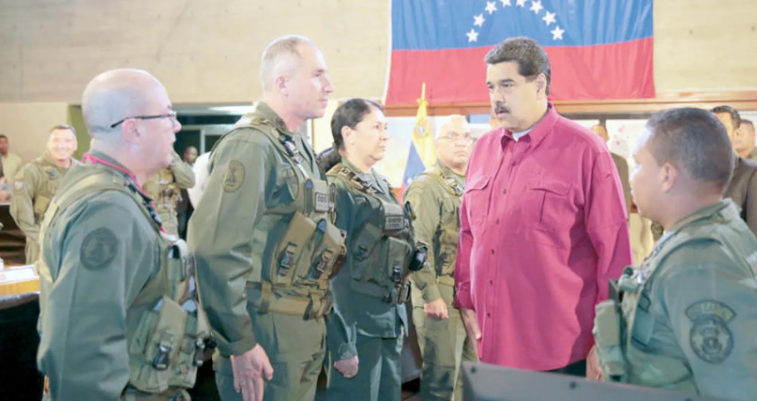 الرئيس نيكولاس مادورو مع قادة الجيش الذي يشكل مصدر الدعم الرئيسي لنظامه (إ.ب.أ)