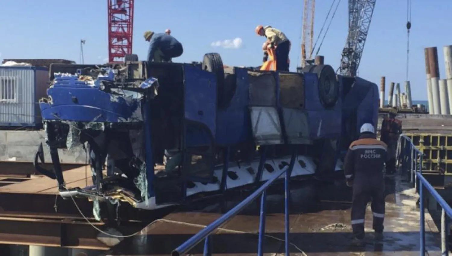 الحافلة التي سقطت في البحر (رويترز)