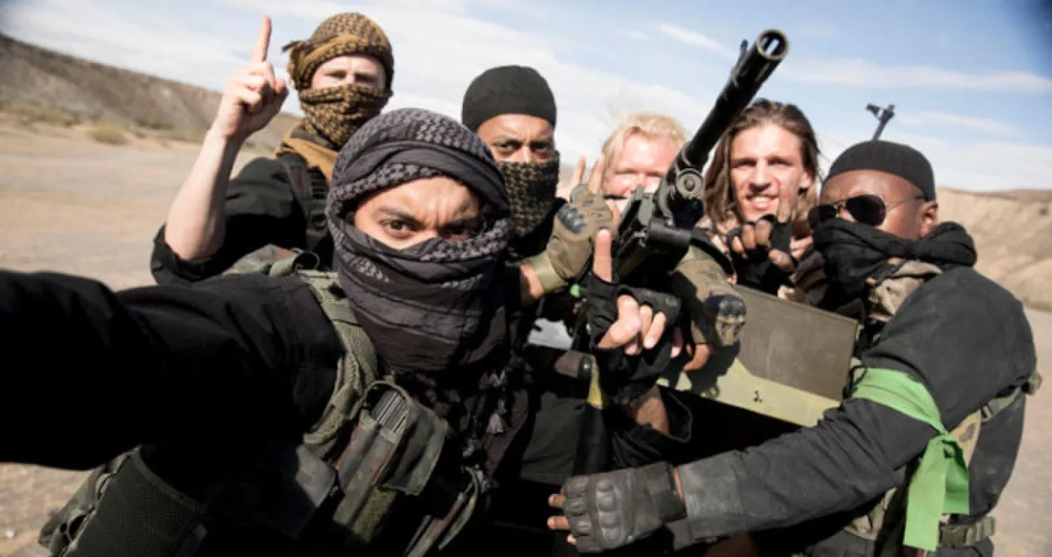 شباب من كل أنحاء العالم جاؤوا إلى الرقة من أجل وهم خادع في مسلسل {الدولة}