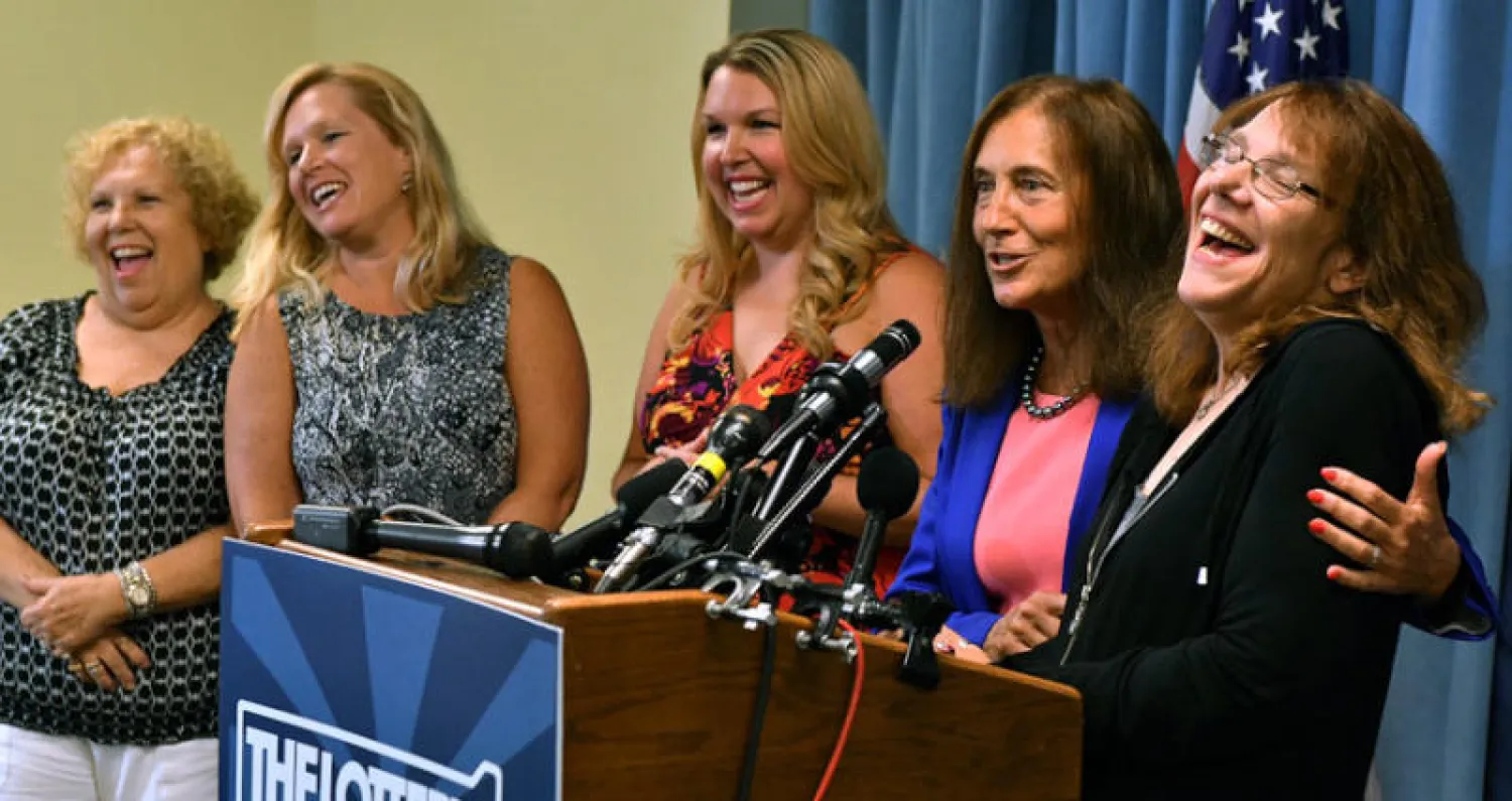 مافيز ونسيك (إلى اليمين) خلال المؤتمر الصحافي في مقر مؤسسة اليانصيب بولاية ماساتشوستس بعد فوزها بالجائزة الكبرى (أ.ب)