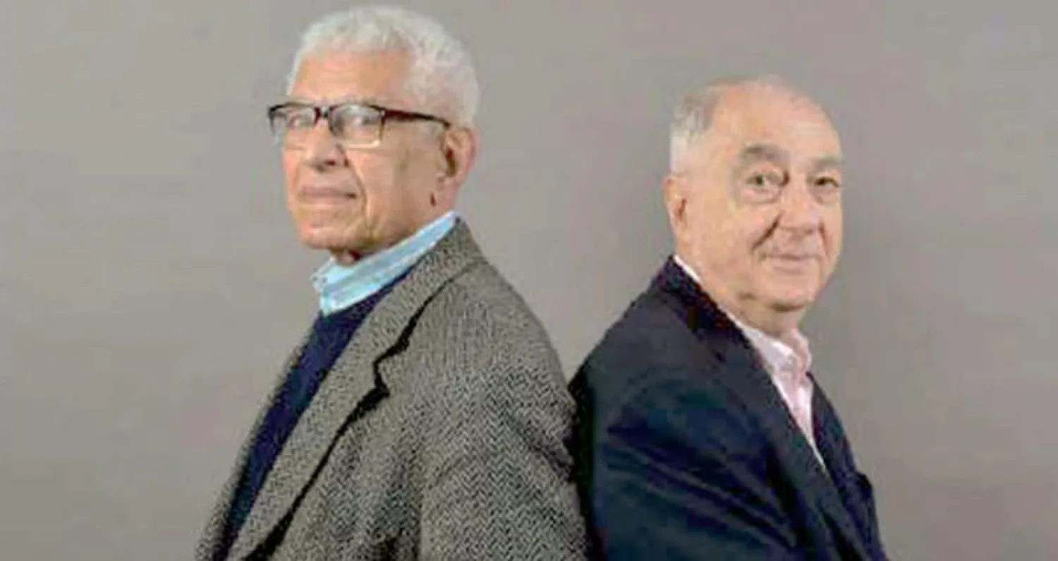 الكاتبان عادل رفعت ( يمين) وبهجت النادي المعروفان باسم محمود حسين