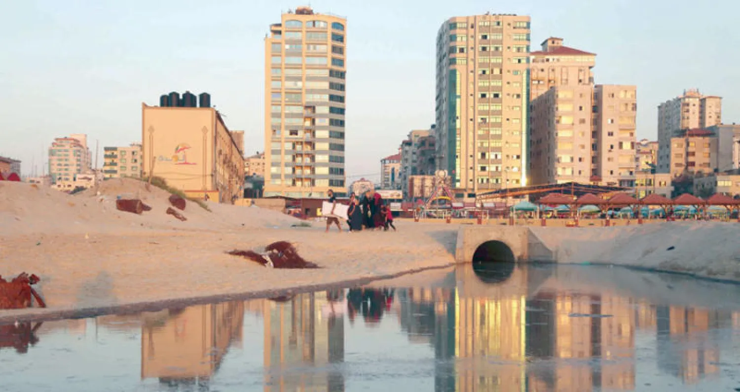 مياه ملوثة بمجاري الصرف الصحي على شاطئ بمدينة غزة... وسلّط موت فتى خلال سباحته في مياه آسنة أخيراً الضوء على المشاكل الكبيرة التي يواجهها قطاع غزة (أ.ف.ب)