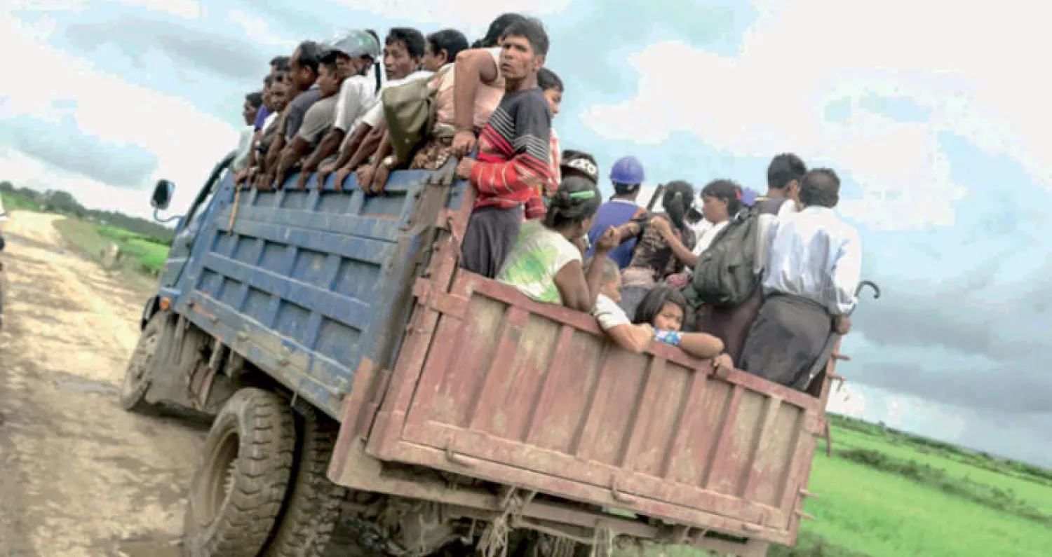 يهربون من منطقة راخين الحدودية بعد اندلاع أعمال العنف يوم الجمعة (إ.ب.أ)