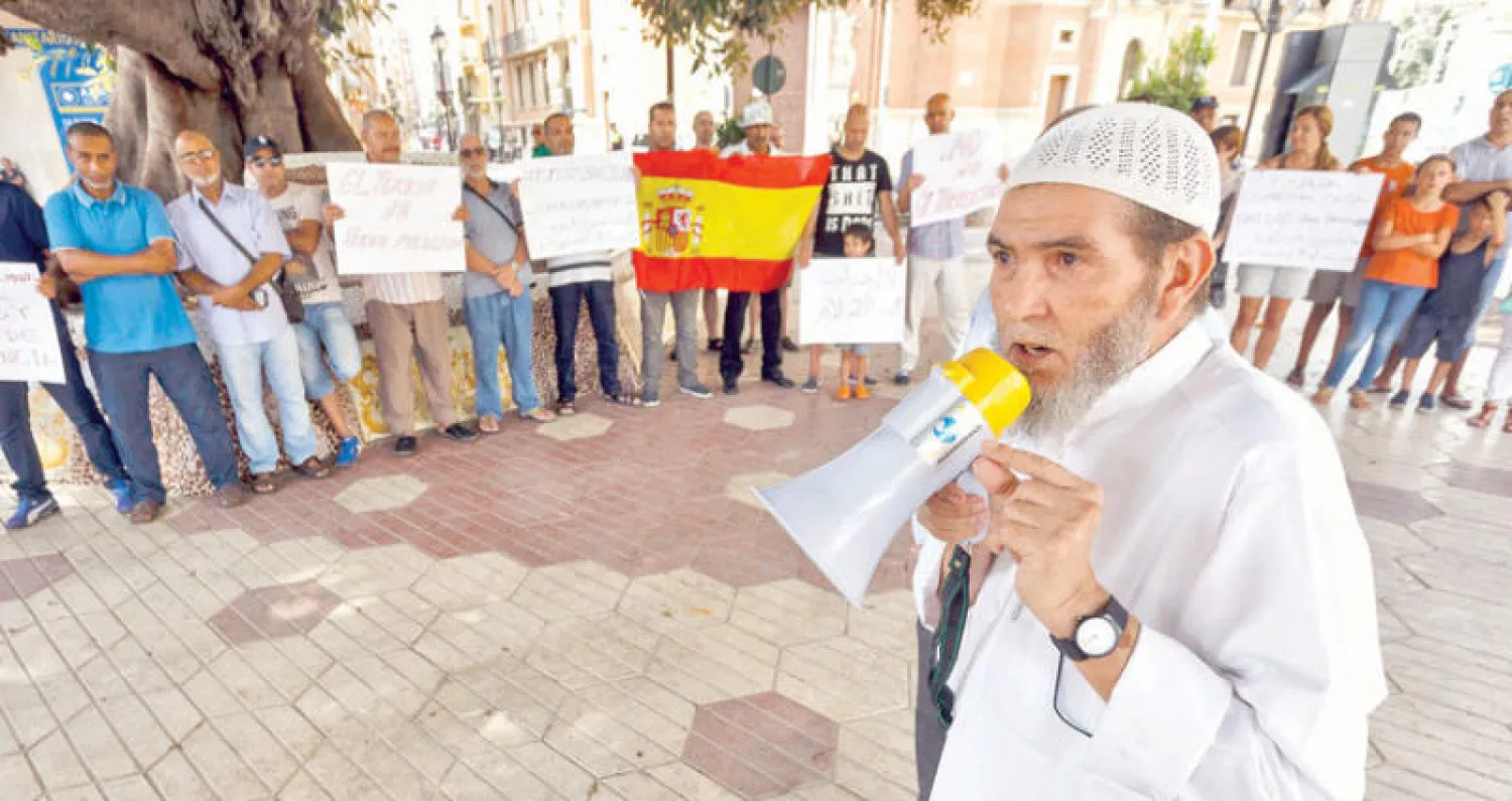 أحد المواطنين المسلمين المشاركين في مسيرة برشلونة أمس ردا على الهجومين اللذين وقعا في 17 أغسطس وأعلن تنظيم «داعش» مسؤوليته عنهما (إ.ب.أ)