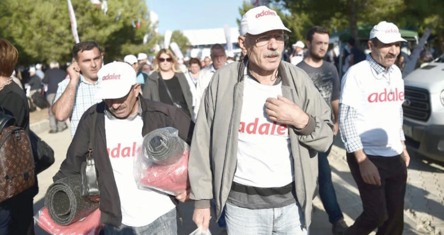 مشاركون في «مؤتمر العدالة» للمعارضة التركية التي تحاول تجميع قواها استعداداً لانتخابات 2019 (أ.ف.ب)