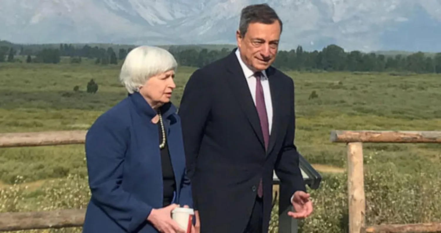 يلين ودراغي على هامش منتدى جاكسون هول أمس (رويترز)