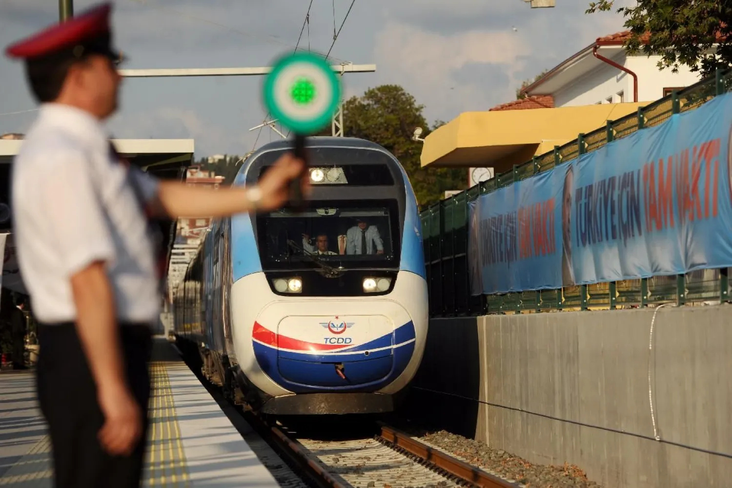The first Turkish high-speed train arrives at Pendik railway station, in Istanbul, during the high-speed train opening ceremony on July 25, 2014 (AFP Photo/Ozan Kose)