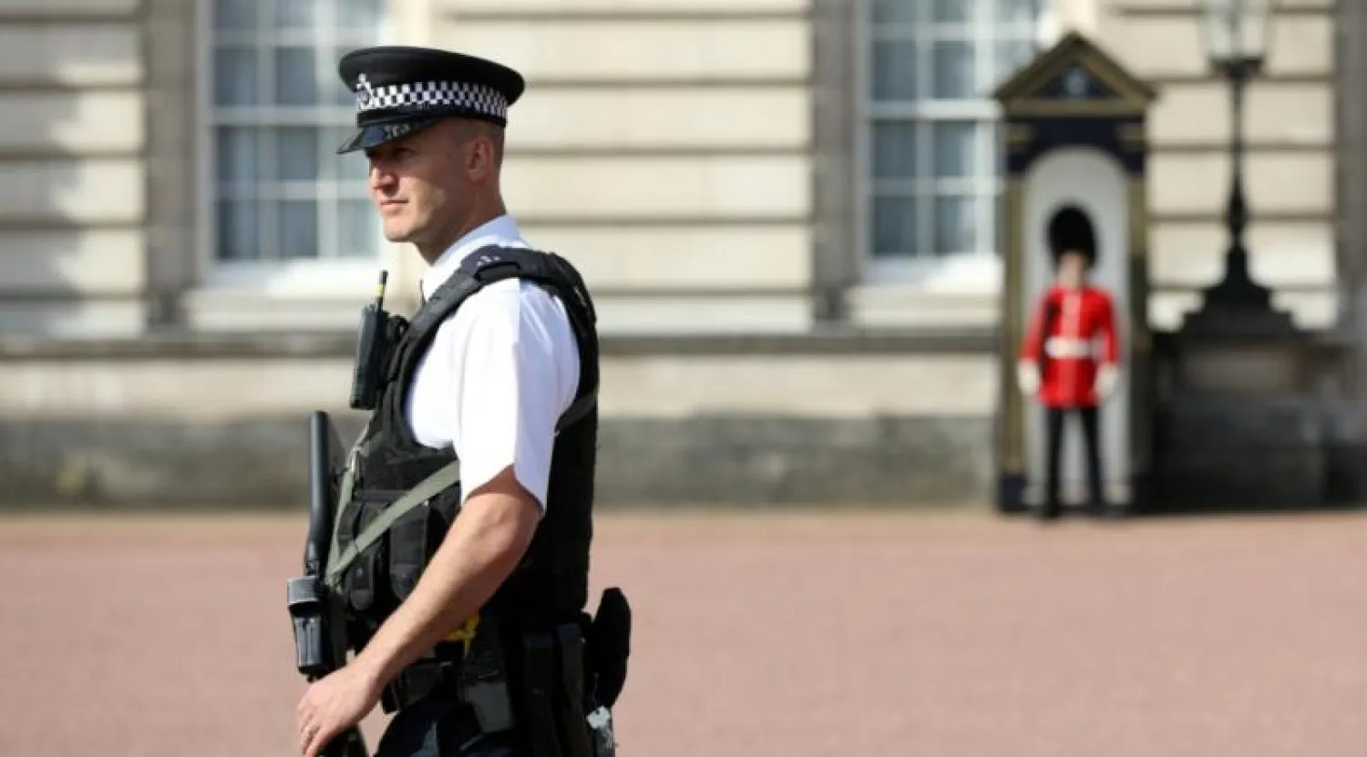 أحد أفراد الشرطة البريطانية (رويترز)