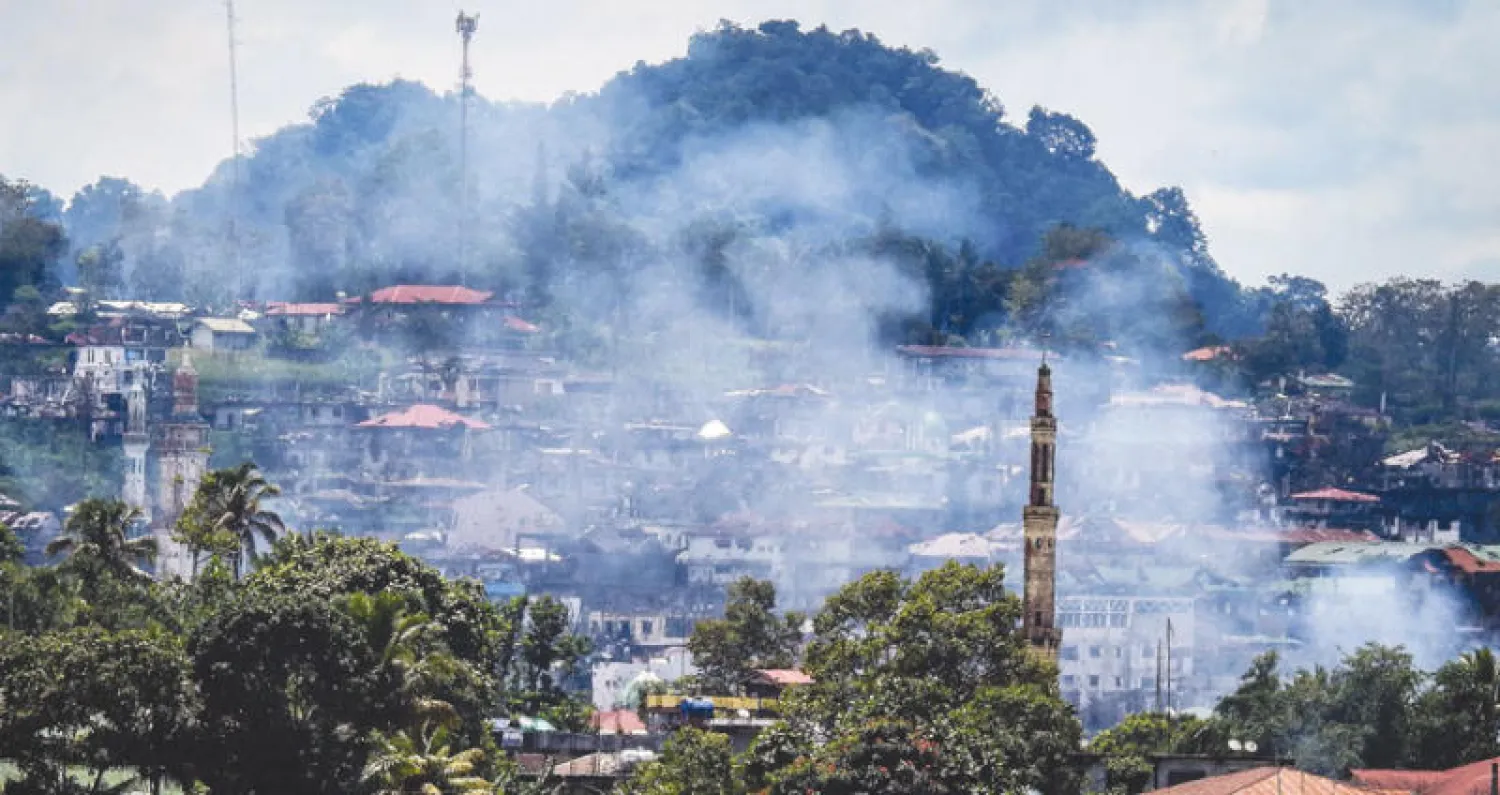 قصف مدفعي من الجيش الفلبيني على محيط ووسط مراوي أمس (أ.ف.ب)