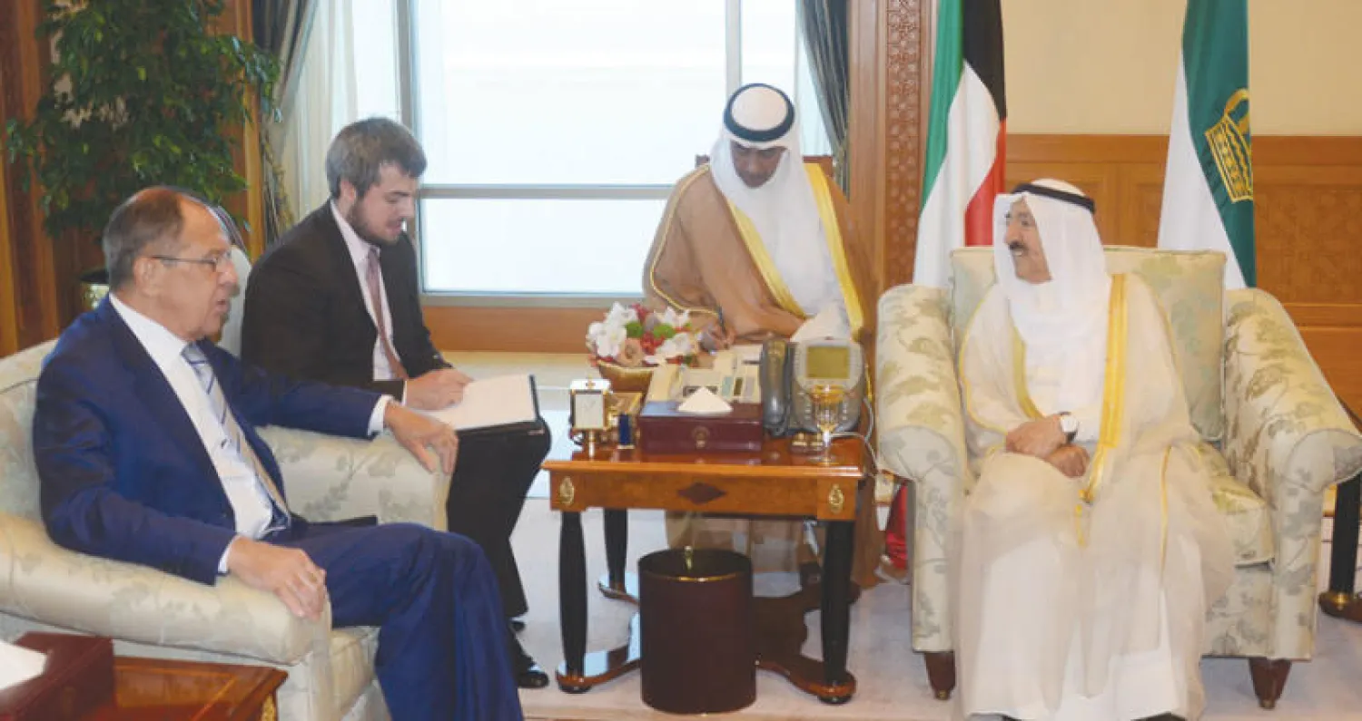 أمير الكويت الشيخ صباح الأحمد الصباح خلال استقباله وزير الخارجية الروسي سيرغي لافروف أمس (كونا)