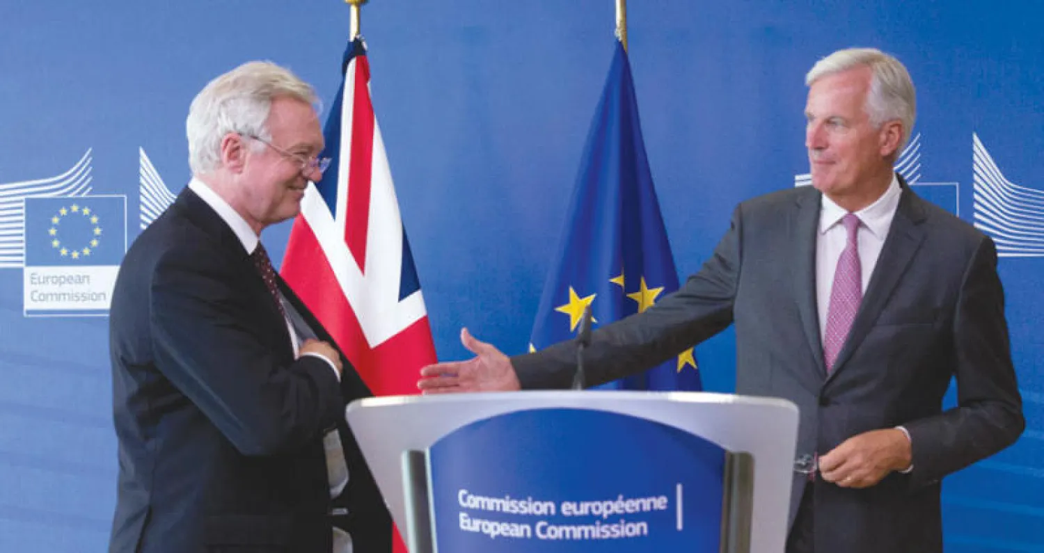 كبير المفاوضين الأوروبيين (يمين) ووزير الدولة البريطاني بعد عقدهما مؤتمراً صحافياً مشتركاً في بروكسل أمس (أ.ب)