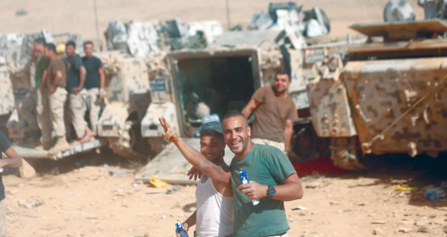 إشارة نصر من جندي لبناني خلال جولة للصحافيين نظمها الجيش في راس بعلبك شمال شرقي لبنان أمس (أ.ب)