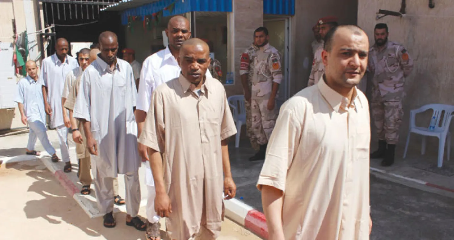 سجناء موقوفون منذ سقوط نظام القذافي في مدينة مصراتة في طابور تمهيداً للإفراج عنهم أمس (رويترز)