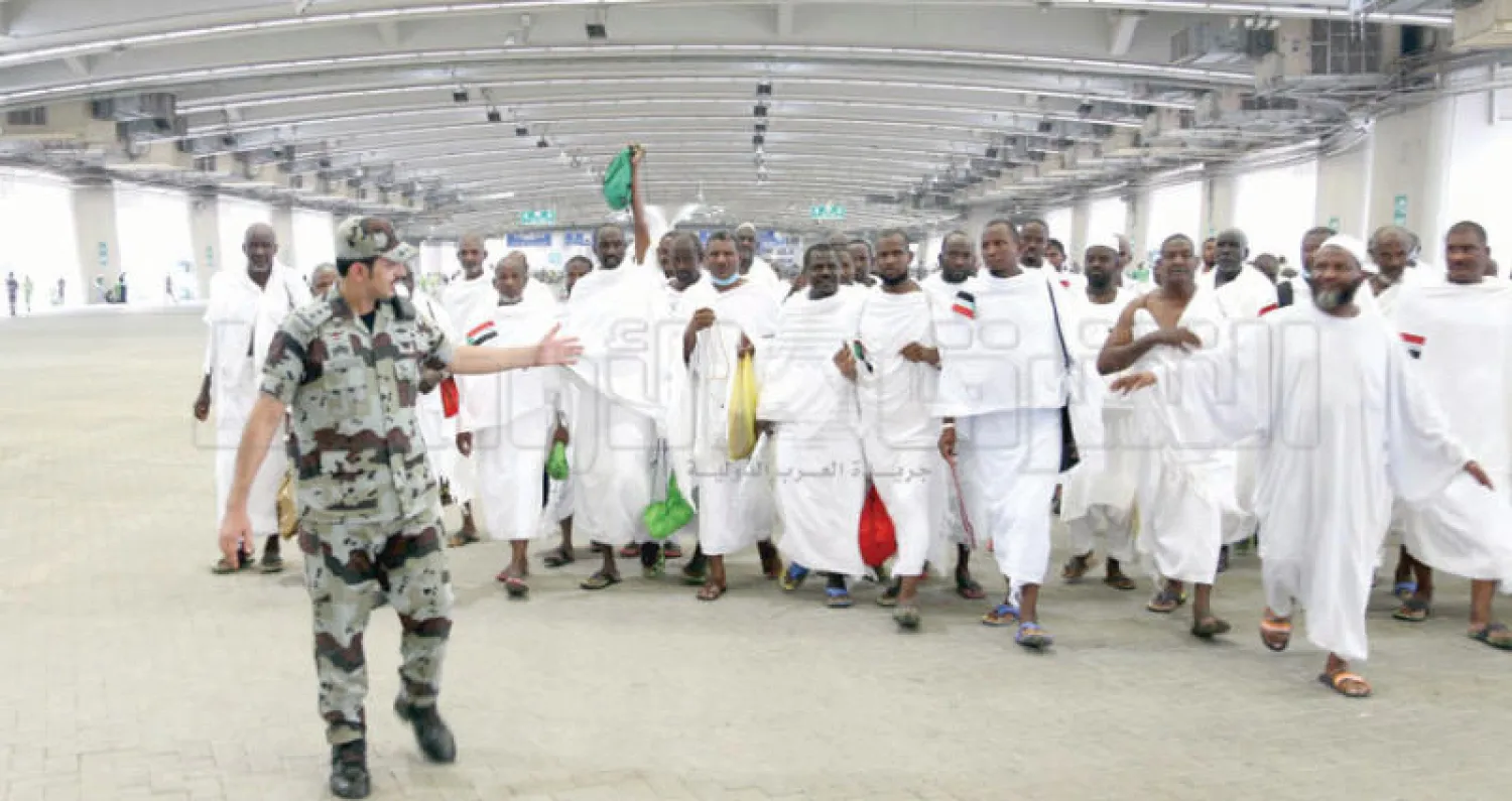 أحد رجال الأمن في السعودية يعمل على توجيه وفود الحجيج في مشعر منى  (أحمد حشاد)