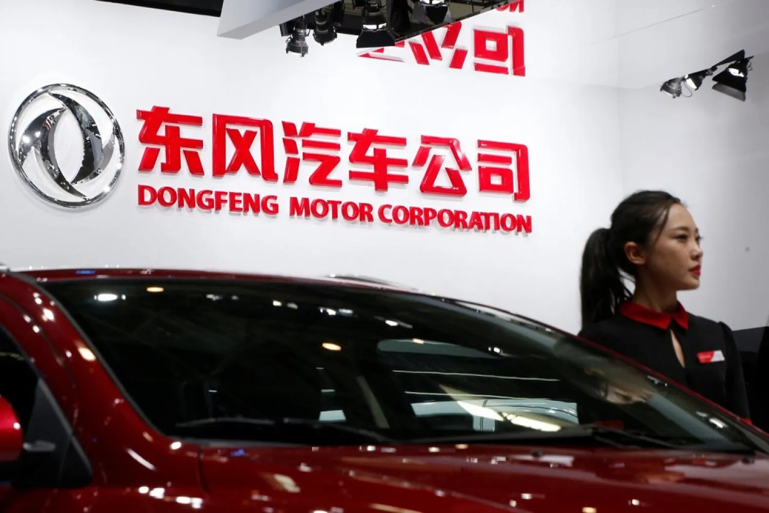 A hostess poses next to Dongfeng Motor Corp A9 sedan at the Auto China 2016 auto show in Beijing, China, April 26, 2016. (Reuters)