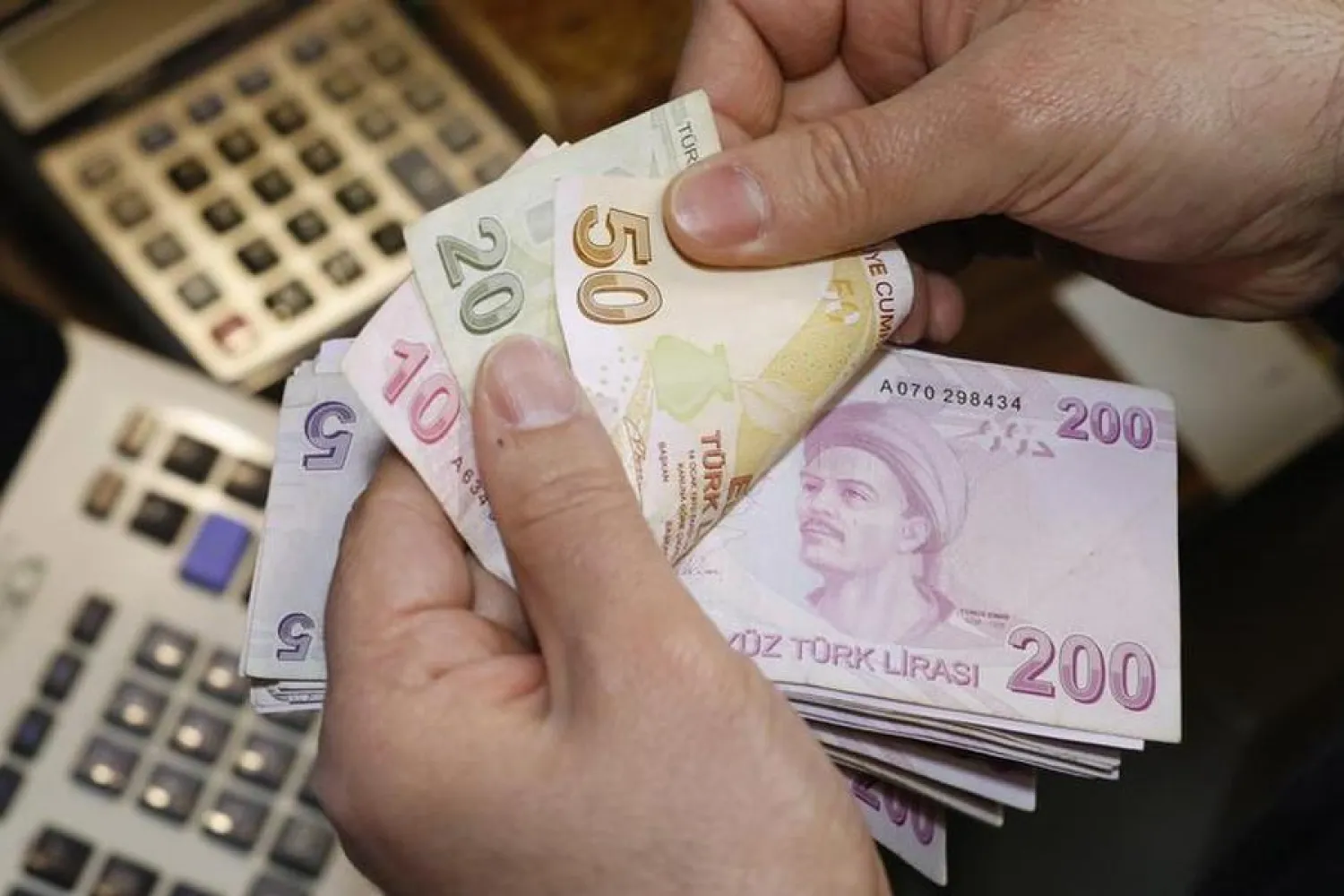 A money changer counts Turkish lira bills at a currency exchange office in Istanbul. (Reuters)