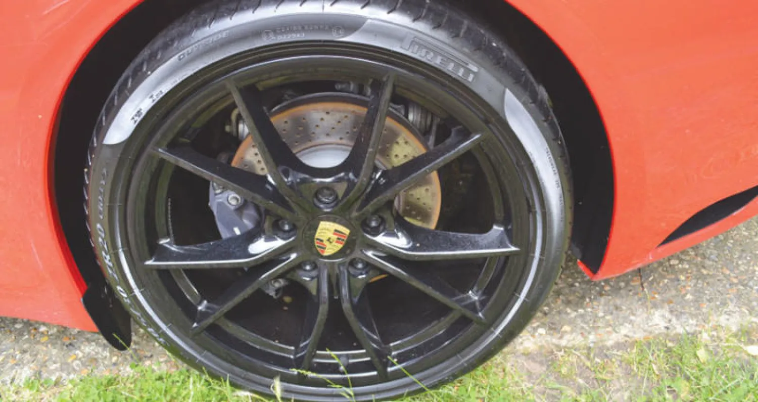 العجلات الكربونية الخفيفة تقدمها شركة «بورشه»