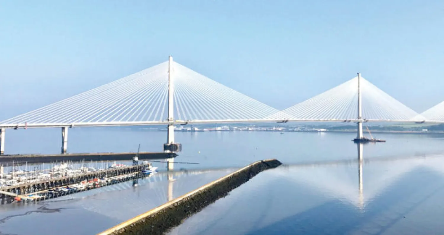 جسر يربط أدنبره بشمال اسكوتلندا عبر نهر فورث