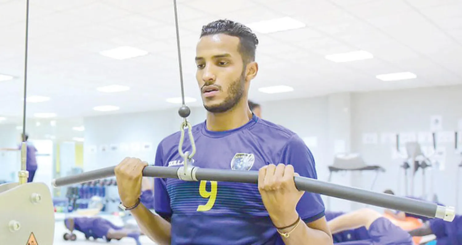 هزازي يجري تدريبات الحديد أمس (المركز الإعلامي بنادي التعاون)