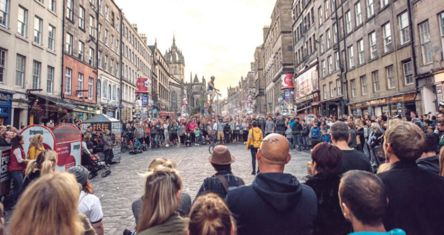 استعراضات الشارع تملأ أحياء أدنبره ضمن فعاليات مهرجان «ذا فرينج» (تصوير: ديفيد مونتيث)