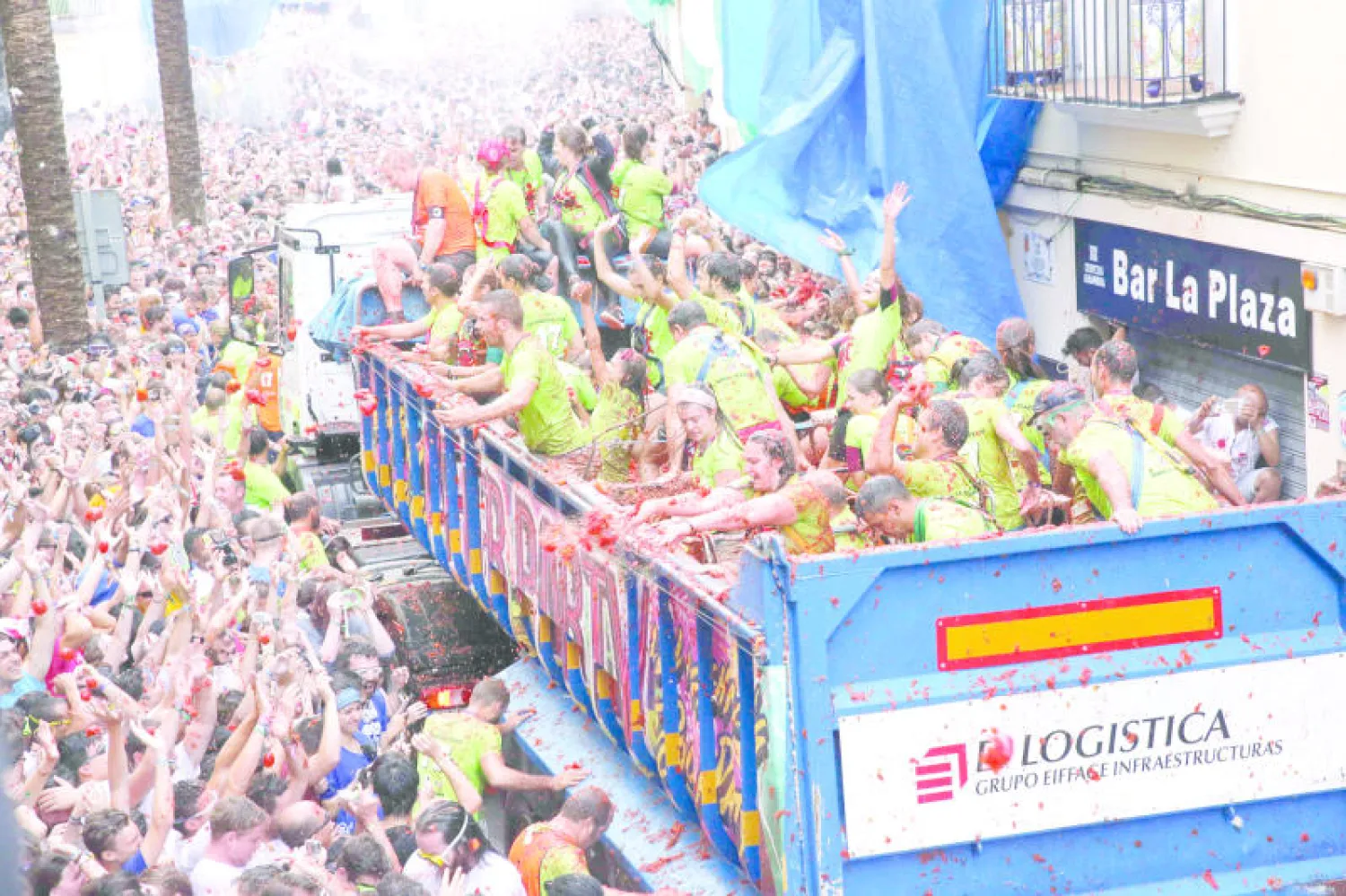 مهرجان «حرب الطماطم» بإسبانيا (أ.ب)