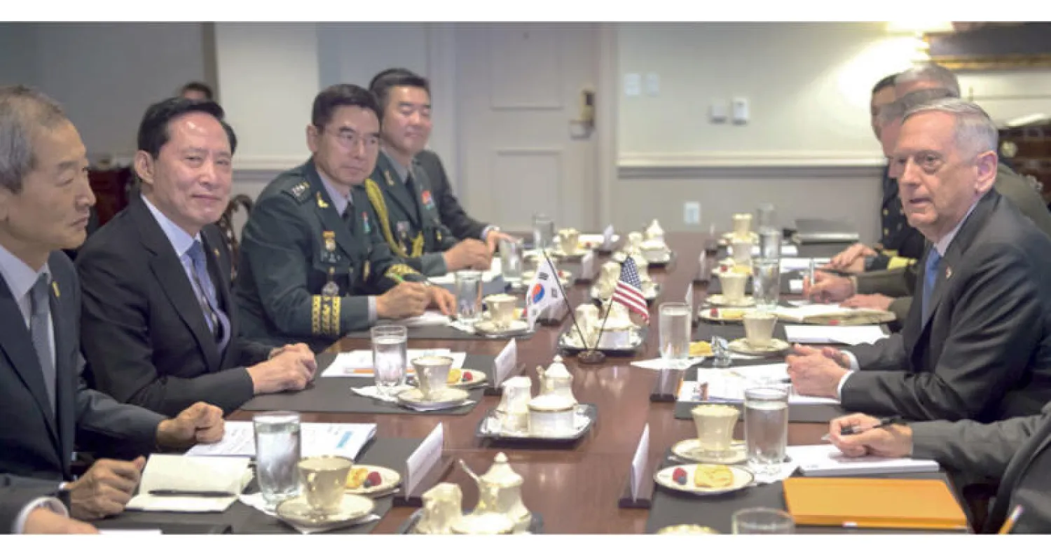 وزير الدفاع الأميركي (يمين) ونظيره الكوري الجنوبي خلال اجتماع في مقر البنتاغون أمس (أ.ف.ب)