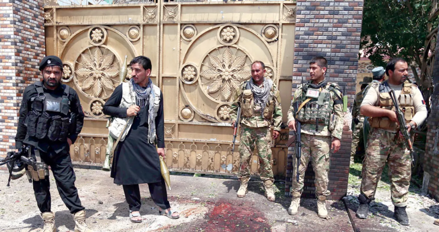 عناصر من الأمن الأفغاني تطوق منزل النائب الأفغاني ظاهر قدير عقب التفجير الانتحاري في جلال آباد أمس (إ.ب.أ)