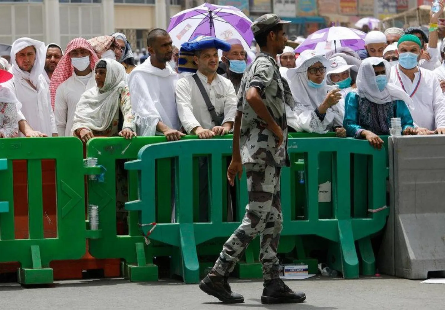 Muslims wear protective masks as they wait to attend a prayer at the Grand mosque ahead of the annual Haj pilgrimage in Mecca, Saudi Arabia August 25, 2017. REUTERS/Suhaib Salem
