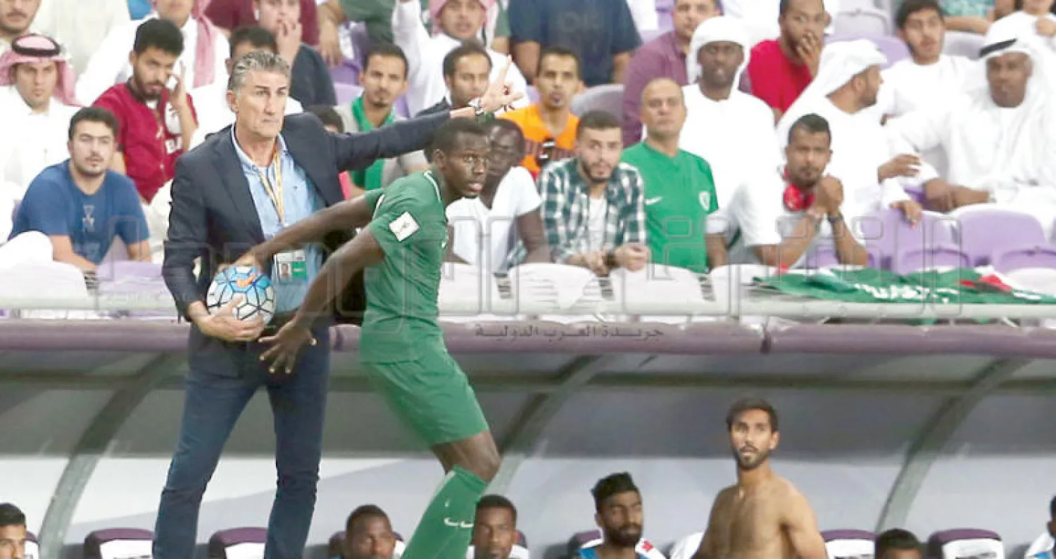 مدرب الإمارات يحاول تعطيل لاعب الأخضر عبد الملك الخيبري خلال المواجهة (تصوير: عبد العزيز النومان)