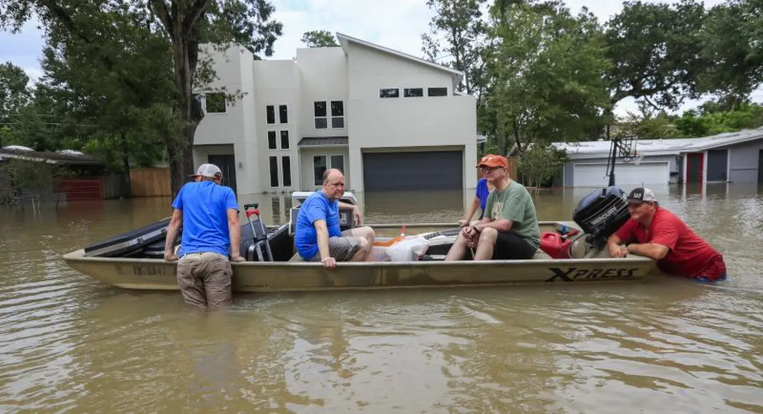 مواطنون أميركيون يحاولون الصمود أمام إعصار هارفي (إ.ب.أ)