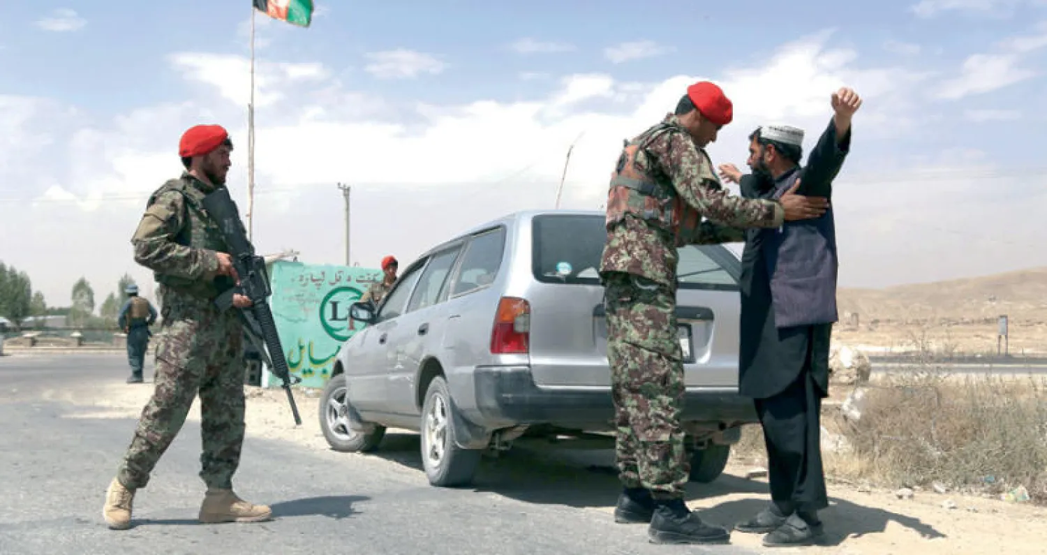 إجراءات أمنية مشددة ونقاط تفتيش على الطريق السريع خارج غزني قبل ساعات من حلول عيد الأضحى (أ.ف.ب)