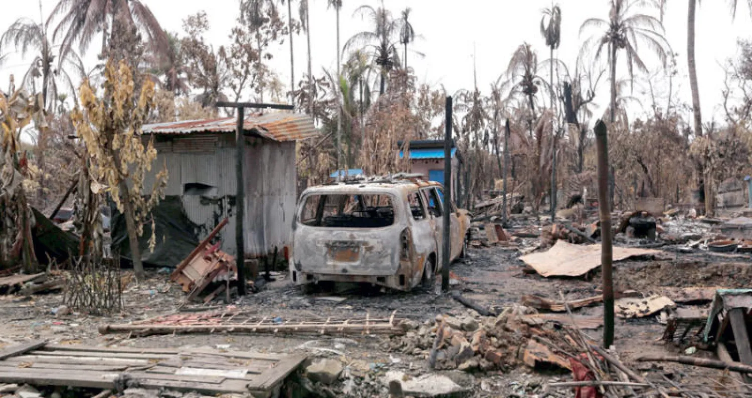 قال شهود عيان إن قوات الأمن البورمية أحرقت مناطق سكنية يعيش فيها المسلمون مما دفع سكانها للهرب باتجاه بنغلاديش(رويترز)