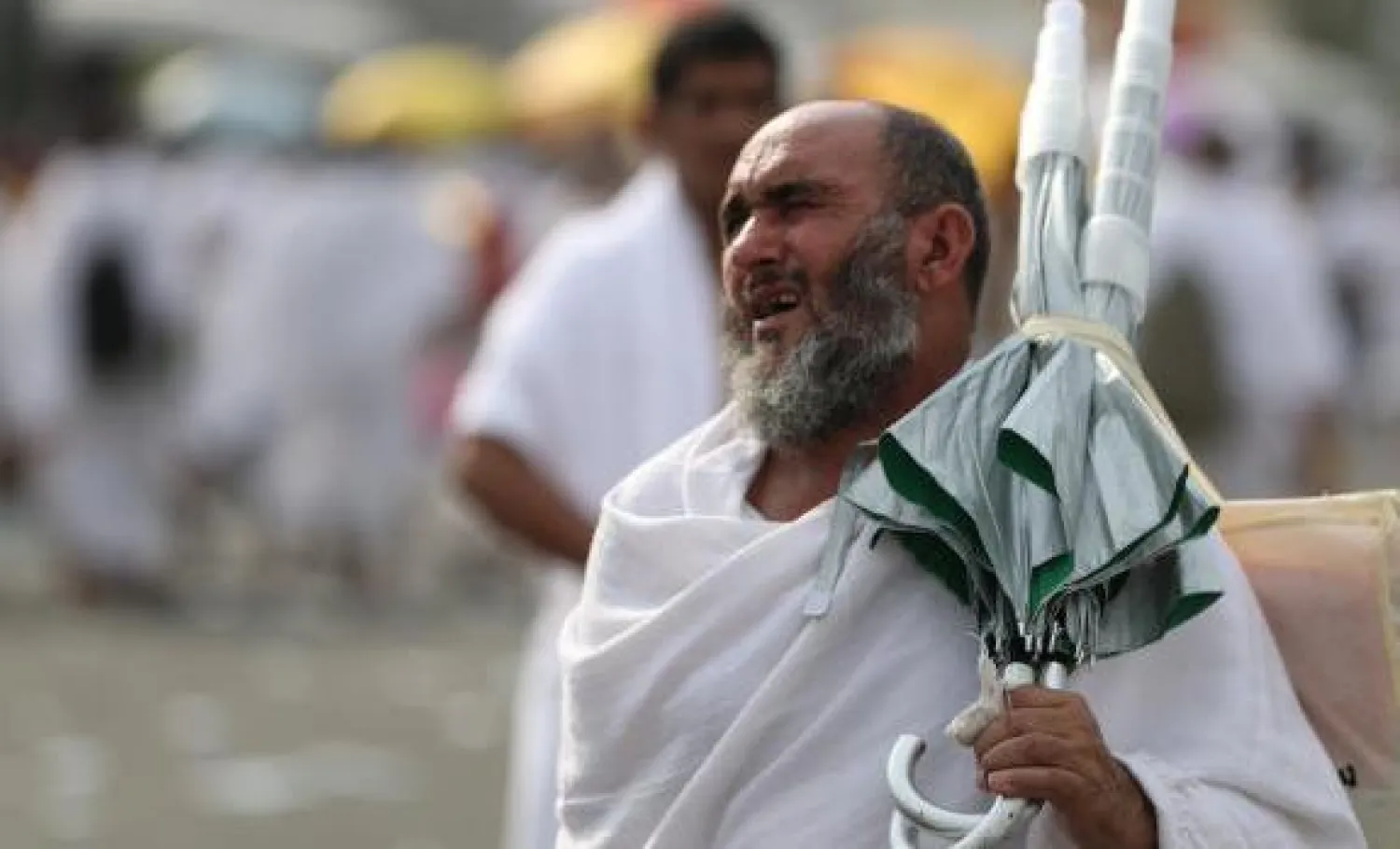 حاج يغادر عرفات في طريقه إلى مزدلفة (أ.ف.ب)