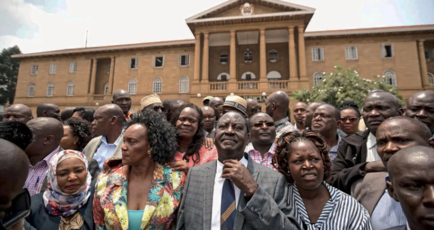 زعيم المعارضة رايلا أودينغا يتوسط مؤيديه أمام المحكمة العليا (أ.ب)