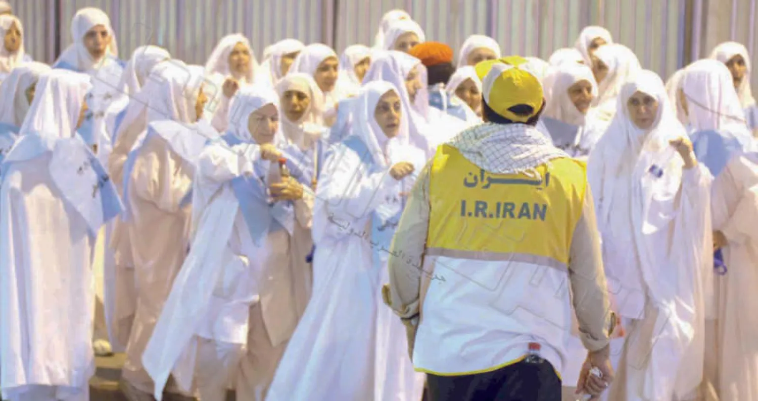 ايرانيات أثناء سيرهن في شارع 202 باتجاه مخيماتهن في منى (تصوير: أحمد حشاد)